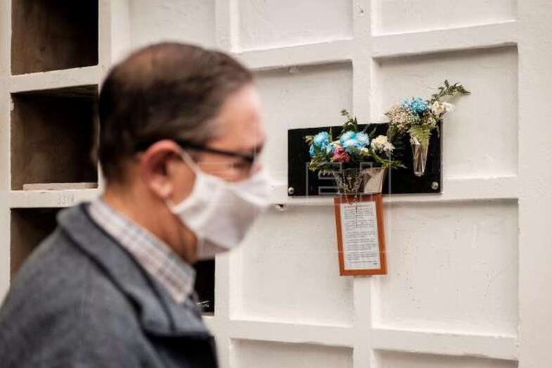 Una pequeña oración enmarcada, un rosario y unas flores junto a los nichos de quienes fallecieron en una patera rumbo a Canarias (Foto EFE / Ángel Medina G.)